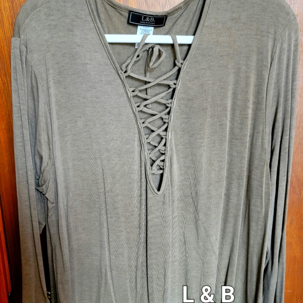 NWOT L&B LONG SLEEVE LACE FRONT TOP
